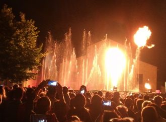 ACQUA, FUOCO, LUCI E MUSICA PER SALUTARE L’ESTATE