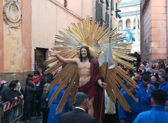 Il Cristo Risorto ci indica la via della pace, folla a Tarquinia per la processione