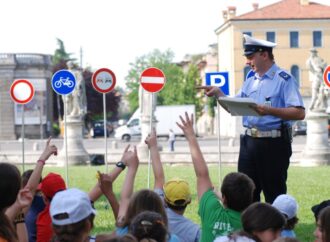 Alunni delle scuole medie a lezione di educazione stradale con la Polizia Locale