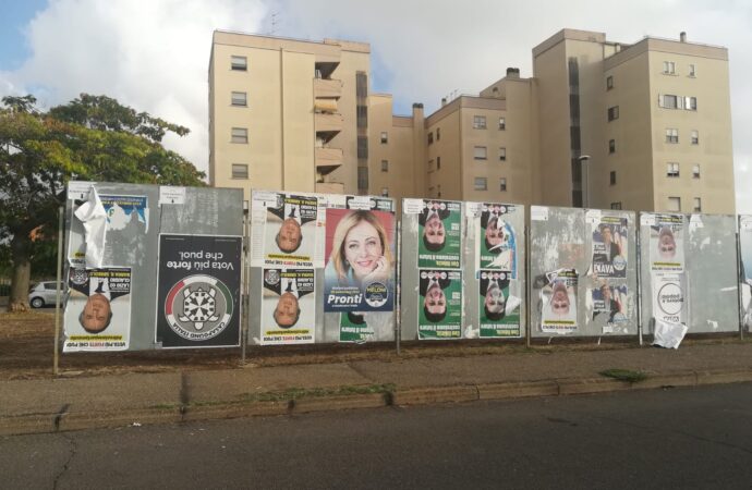 Una campagna “moscia”, pochi i manifesti affissi sulle plance elettorali