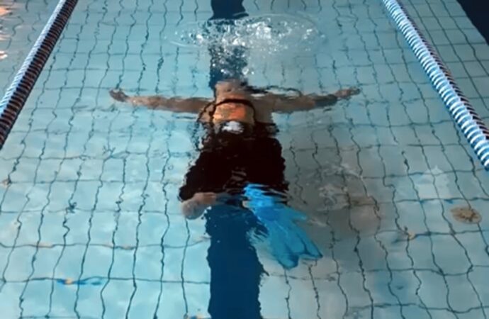 Un nuovo istruttore di nuoto davvero “speciale”