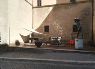 Polemica social sul pianoforte posizionato vicino al Museo Etrusco