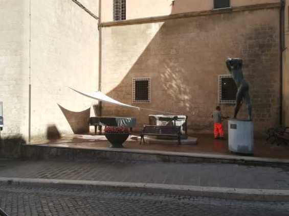 Polemica social sul pianoforte posizionato vicino al Museo Etrusco