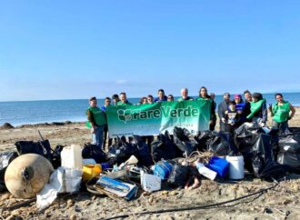 Raccolti sulla spiaggia 300 bottiglie di plastica, una bambola, smalto per unghie e 18 sacchi d’immondizia