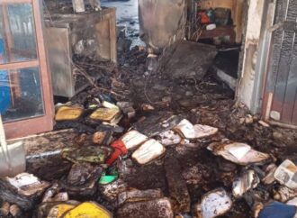 A fuoco il bar di uno stabilimento balneare al Lido