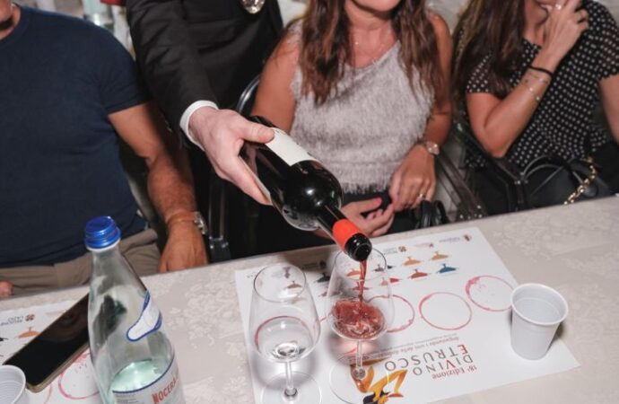 Al DiVino Etrusco il “Salotto letterario”