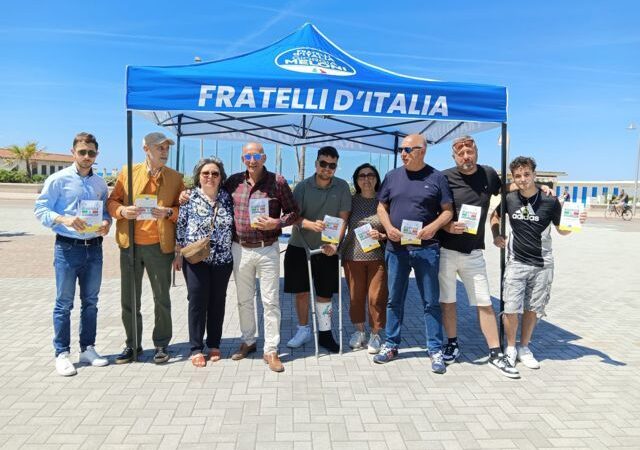 “Senza sosta per gli Italiani”, il gazebo di Fratelli d’Italia al Lido