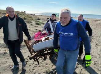 Sulla spiaggia di Spinicci Fare Verde trova anche un materasso e un divano