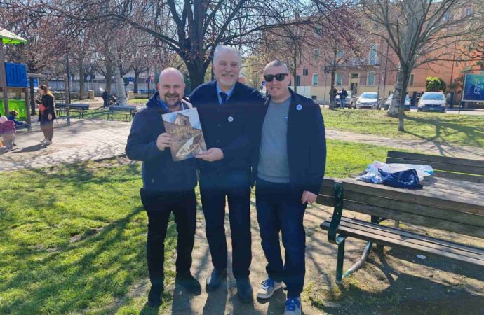 Olmi dona un libro al nipote bolognese di Giacomo Setaccioli