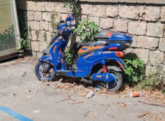 Motorini abbandonati da mesi in centro storico