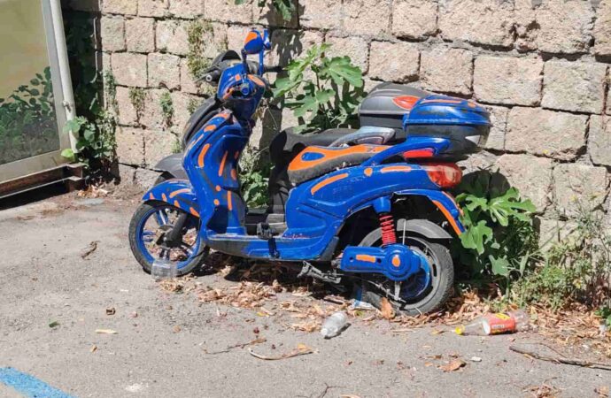 Motorini abbandonati da mesi in centro storico